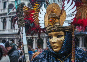 Un baile de máscaras antes de morir