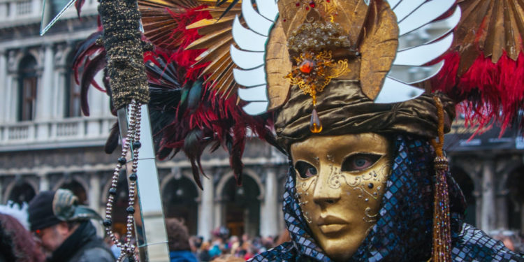 Un baile de máscaras antes de morir