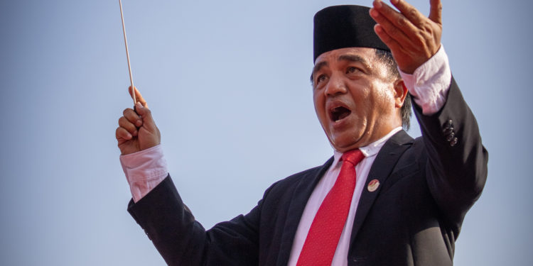 ¿Qué hace un director de orquesta con sus manos?