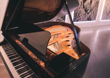 Un piano roto y el público fascinado