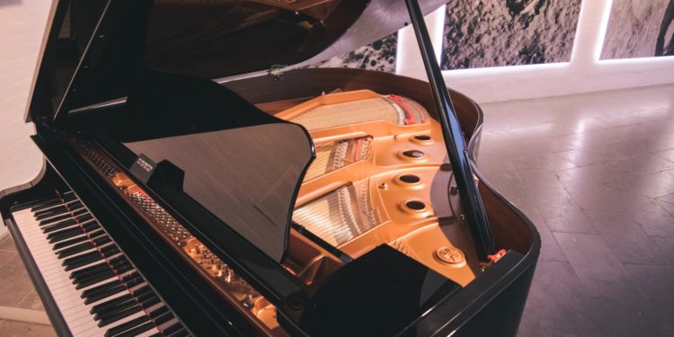 Un piano roto y el público fascinado